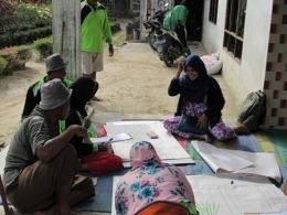Bagi petani, semua tempat adalah sekolah. Belajar di halaman samping rumah. (Sumber, dokumentasi BITRA Indonesia)