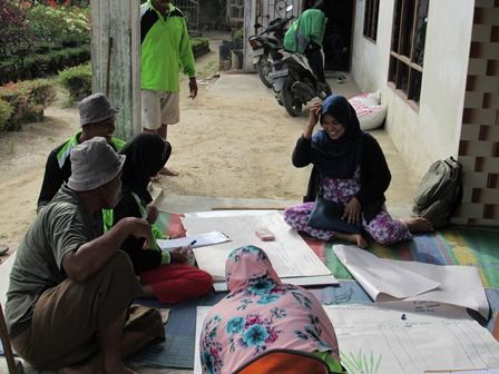 Bagi petani, semua tempat adalah sekolah. Belajar di halaman samping rumah. (Sumber, dokumentasi BITRA Indonesia)