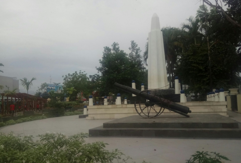 Tugu nol kilometer di taman kota Sungailiat (dokpri)