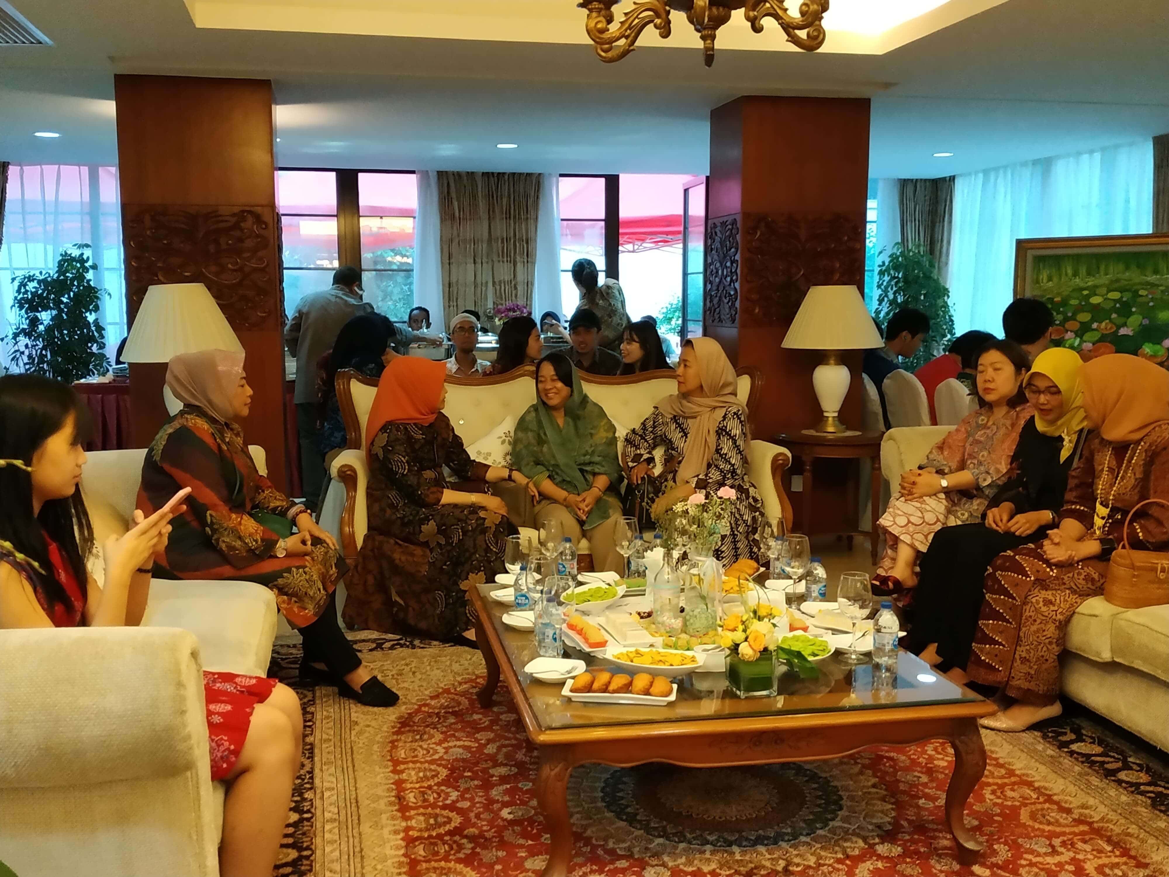 Ibu-ibu yang hadir pada dalam acara Buka bersama di WIsma KBRI-Beijing. (Firman/BUCT)