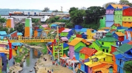 Kampung tematik warna-warni (foto dari wow.tribunnews.com)
