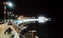 Pengunjung yang Memancing di Danau Bemanei hingga Malam Hari. Foto: http://www.jalanjalankita.com