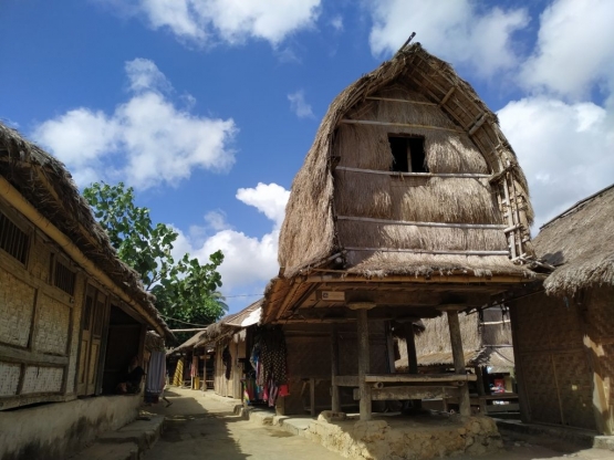 Bale tani, tempat menyimpan beras. Dokumentasi pribadi.