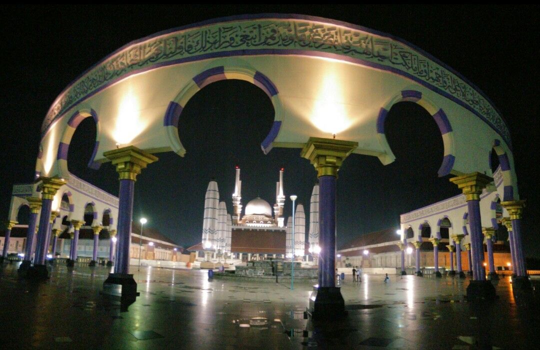 Penampakan Masjid Agung Jawa Tengah saat malam hari (gambar: kecuk pratno)