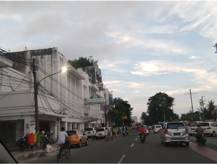 Gambar 2 : Pemandangan kota tua di waktu sore hari ketika jalanan masih lengang