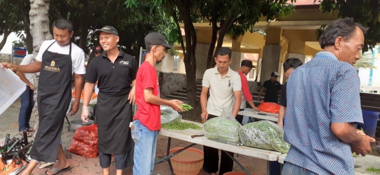 Aksi Cepat Tanggap (ACT) sedang menyiapkan 1000 porsi makanan buka puasa di Masjid JIC