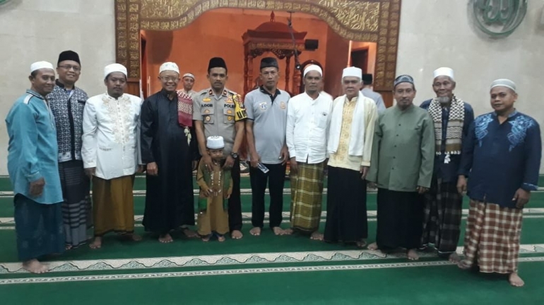 Kapolsek Cengkareng berfoto bersama DKM Masjid Al-Hidayah, Ulama, Tokoh Agama dan Tokoh Masyarakat