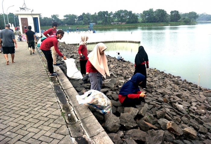 Komunitas untuk Negeri sedang memungut sampah-dokpri