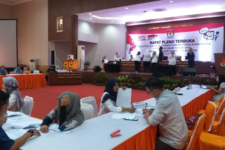 Suasana usai rapat pleno di kantor Komisi Pemilihan Umum (KPU) Sumatera Selatan, Senin (13/5/2019). Dari hasil rapat tersebut, Capres 02 berhasil unggul di 16 Kabupaten/kota Sumatera Selatan. (KOMPAS.com/AJI YK PUTRA)
