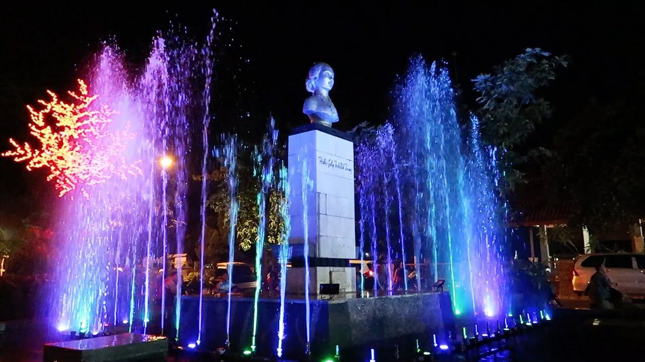 Tugu Kartini di kala malam. (Outdoorfitness-finopi.blogspot.com)