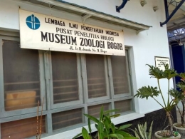  papan museum zoologi Bogor dekat pintu masuk/Dokpri