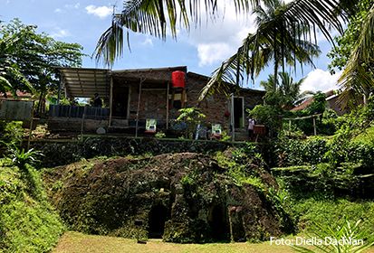 Gua kuno yang dipercaya sebagai tempat semedi Raga Mulya di Banten Girang (Dokpri)