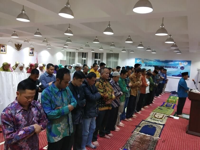 Jamaah Shalat Maghrib. (Firman/BUCT)
