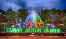 Ketika malam hari, Taman Aloon-aloon tampak ceria penuh warna. (Travelingyuk.com)