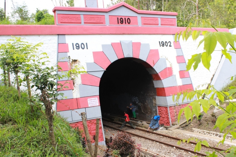 terowongan kereta api di Gunung Gumitir (sumber foto: tempat.me)
