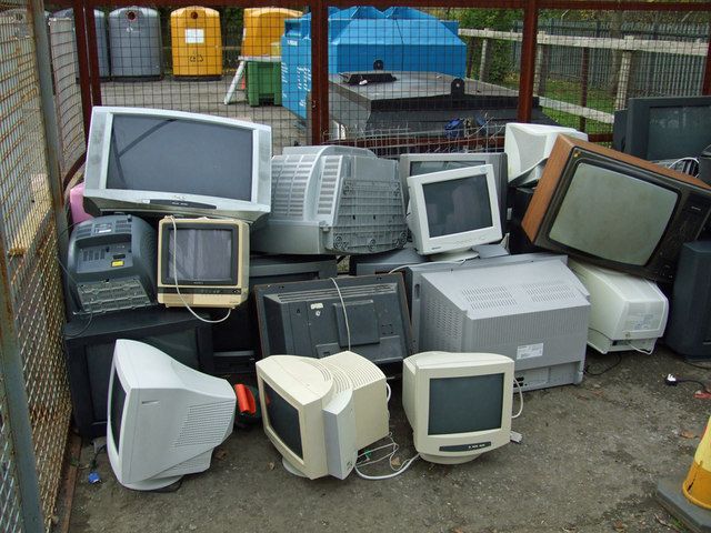 Televisi dan monitor PC jenis CRT yang sangat populer di masa lalu. sumber: commons.wikimedia.org/David Wright/geograph.org.uk