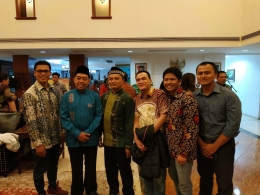 Ustadz Taufik (baju batik biru), Atdikbud-KBRI Beijing (baju koko hijau) dan mahasiswa di Wisma KBRI. (Alwynni/BUCT)