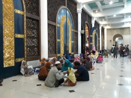 Menikmati buka puasa di selasar Masjid Al Akbar Surabaya (dok.pri)