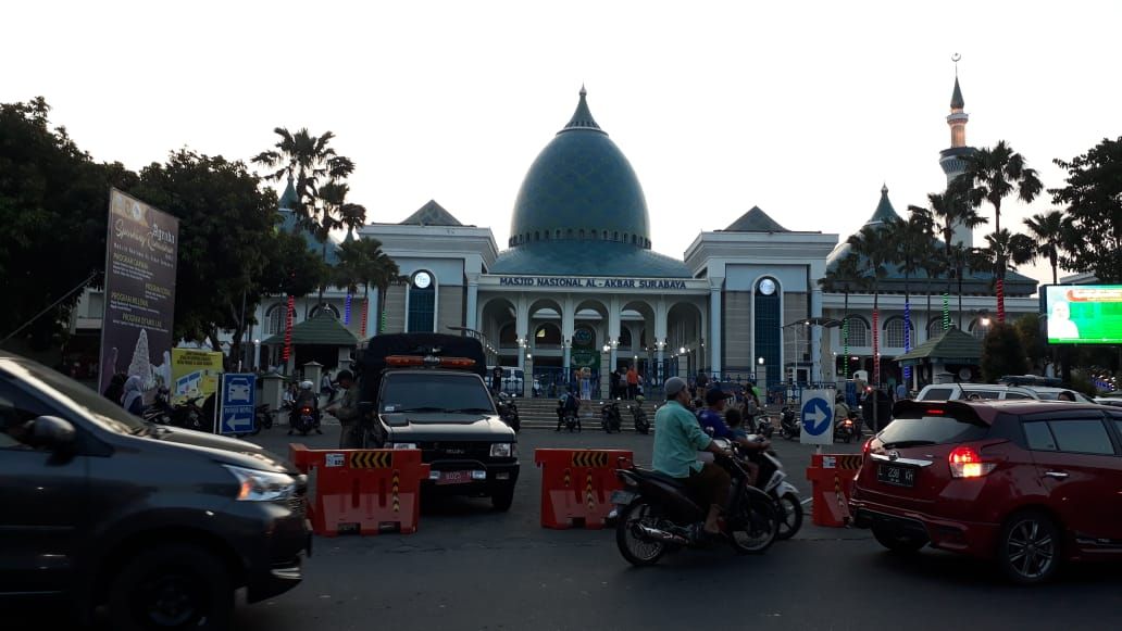 Area di sekitar Masjid Al Akbar Menjelang Maghrib sangat ramai (dok.pri)