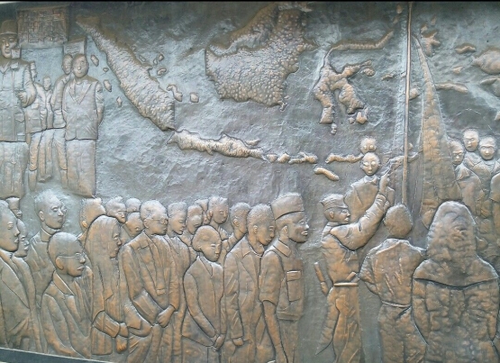 Relief yang terdapat pada tembok sebelah kiri monumen