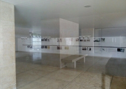 Ruang pameran di bawah monumen