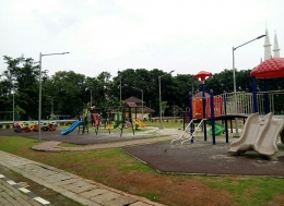 Play Park di sisi kiri monumen