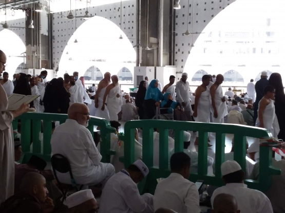 Tawaf di lantai dua Masjidil Haram. Foto | Dokpri