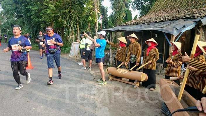 Atraksi tumbuk lesung menyambut pelari MJM 2019. Dok. tempo.co