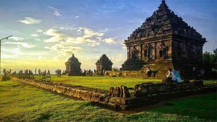 Candi Ijo, wisata lain di sekitar Candi Prambanan. Dok. https://piknikasik.com