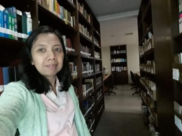 Saya di perpustakaan LAI Jakarta. Photo by Ari