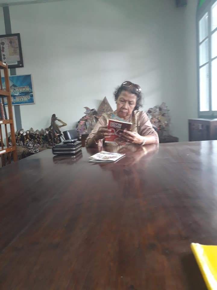 Ibu membaca buku di perpustakaan Jogjakarta. Photo by Ari