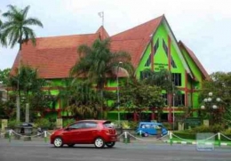 Perpustakaan Kota Malang berada di kawasan Ijen Boulevard
