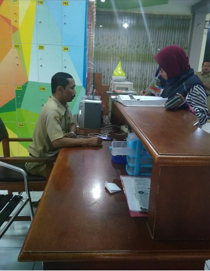 Receptionist locker, menyambut pengunjung yang akan menitipkan barangnya