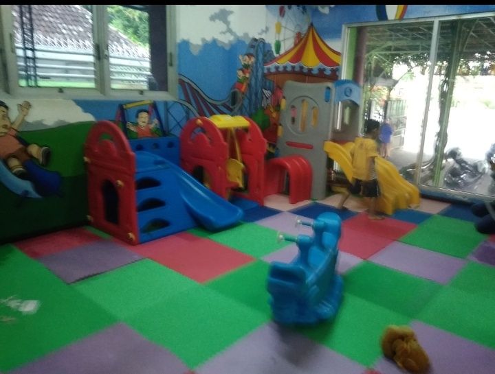 Play ground di dalam taman baca anak