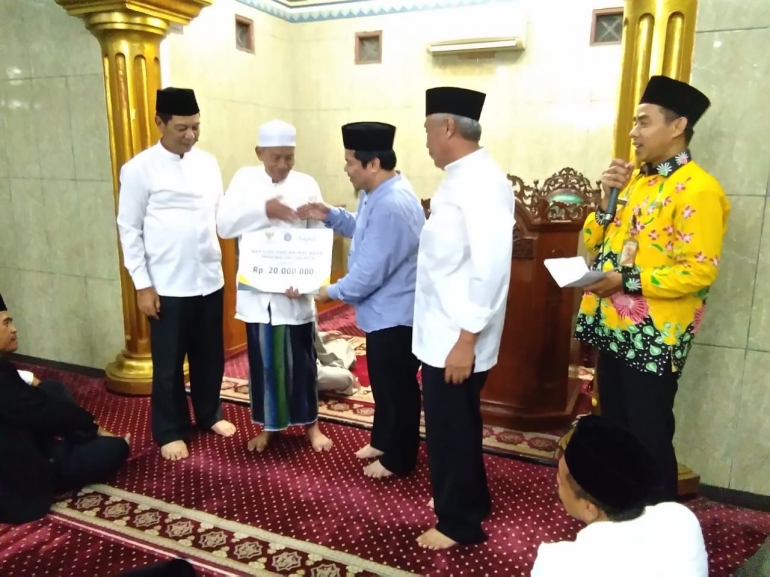 dokpri/Walikota Jakarta Barat menyaksikan penyerahan bantuan dari Bazis Jakarta Barat kepada Ketua DKM Masjid Al-Muhajirin dan Ketua RW.05 Tanjung Duren Selatan