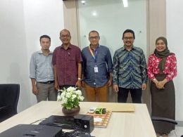 Kepala Cabang Bank Muamalat Banda Aceh foto bersama dengan Ketua Program Studi Analis Keuangan, dan Manajer Kutaraja Learning Center (KLC) Politeknik Kutaraja usai melakukan penandatanganan MoU kerja sama, Jumat, 17/05/2019 | Foto: Lisa