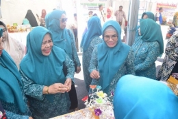 Liestiaty F Nurdin (tengah mengenakan kacamata) meninjau stand Pasar Murah Ramadhan.
