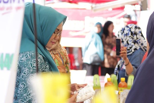 Liestiaty F Nurdin (mengenakan kacamata) pada pembukaan Pasar Murah Ramadhan (16/05/19).