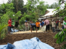 Proses membuat kompos bersama petani. (Sumber, dokumentasi BITRA Indonesia) 