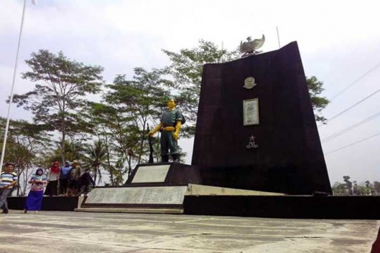 Monumen taruna sebagai saksi sejarah perjuangan Indonesia melawan penjajah, juga di lewati pelari MJM 2019. Dok. https://fajar.co.id