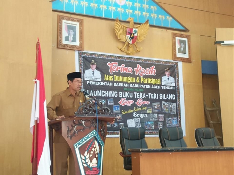Gambar 4. Sekda Aceh Tengah mewakili Bupati memberikan sambutan pada Launching TTS Gayo Begegure (Doc. FMT)