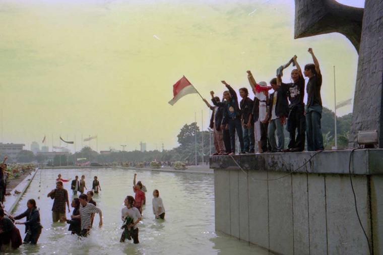 Mahasiswa merayakan lengsernya Presiden Soeharto di halaman Gedung DPR/MPR. (Foto: Arbain Rambey)