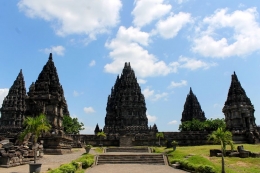 Prambanan siang hari (foto: Ko In)