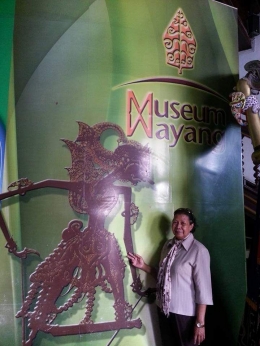 Ibu di Museum Wayang. Photo by Ari