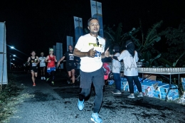 Memulai lari sejak pagi masih gelap (foto: mandirimarathon.com).
