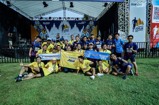 Persaudaraan antar komunitas lari terjalin di Mandiri Jogja Marathon 2019 (foto: mandirimarathon.com).