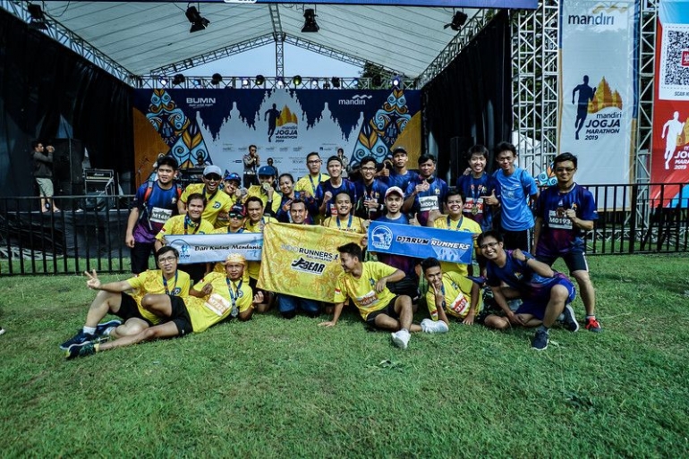 Persaudaraan antar komunitas lari terjalin di Mandiri Jogja Marathon 2019 (foto: mandirimarathon.com).