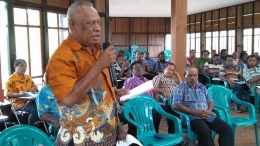 Guru Felix Karubaba sedang bicara pada saat pelatihan Kepala SD se-kabupaten Asmat, 7 September 2018. Dokpri.