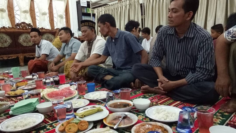 Warga Tanjung Selamat, Kecamatan Darussalam, Kabupaten Aceh Besar berbaur bersama Tim safari ramadhan Pemkab Aceh Besar melakukan acara buka puasa bersama di Gedung Serbaguna desa setempat, Jumat, 17/05/2019 | Dokumentasi pribadi