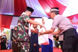 Panglima TNI Jenderal Hadi Tjahjanto menyerahkan tali kasih berupa santunan/dokpri